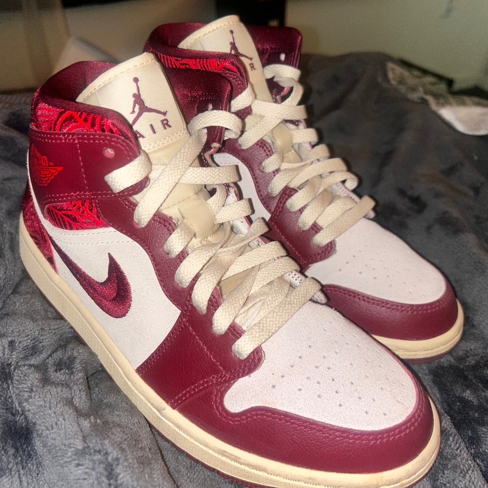 Nike Air Jordan 1 Mid SE “tiki leaf”